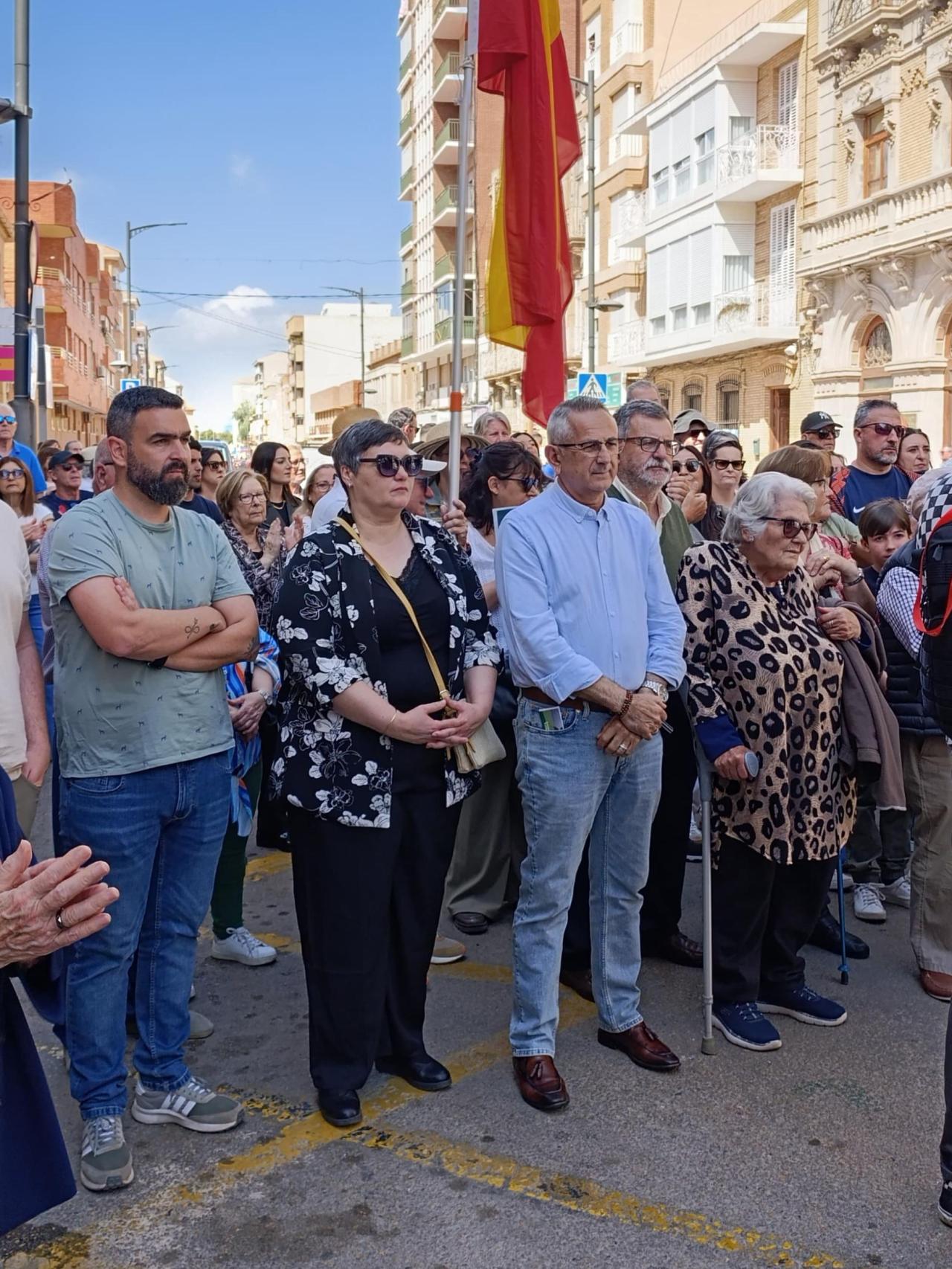 El líder del PSOE de La Unión, Pedro López MIlán (d), asiste a la manifestación junto a otros miembros del partido local.