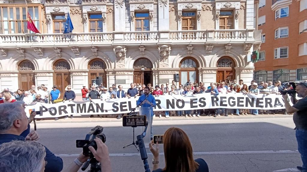 El alcalde de La Unión, Joaquín Zapata, dirige unas palabras a los vecinos durante la manifestación contra el sellado de Portmán, este domingo.