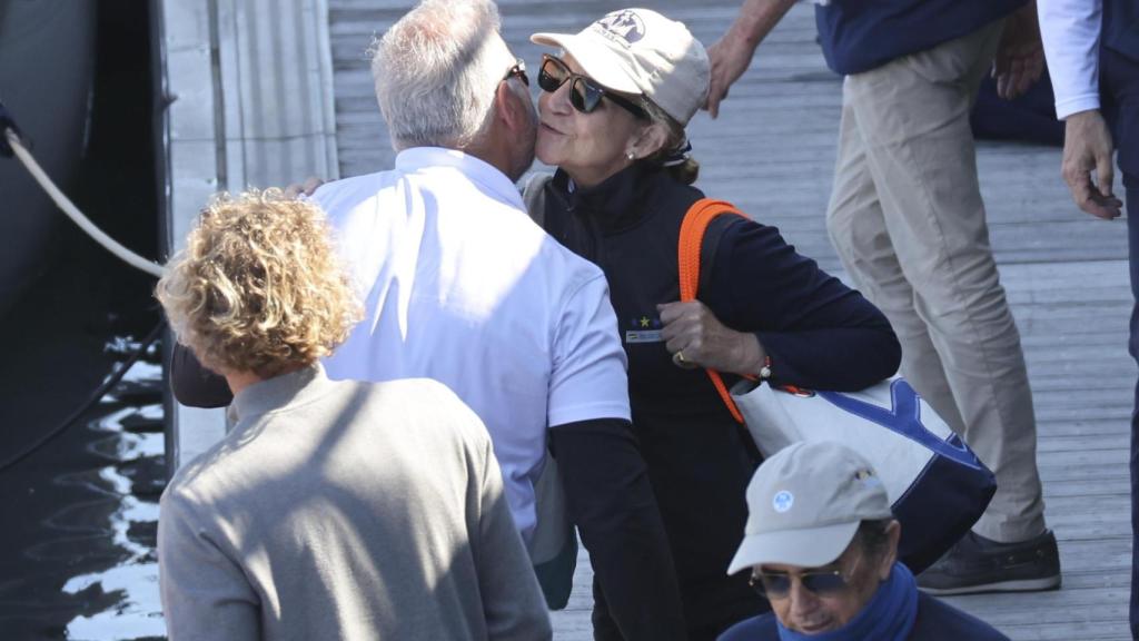 La infanta Elena de Borbón saludando a un amigo, en el embarcadero.