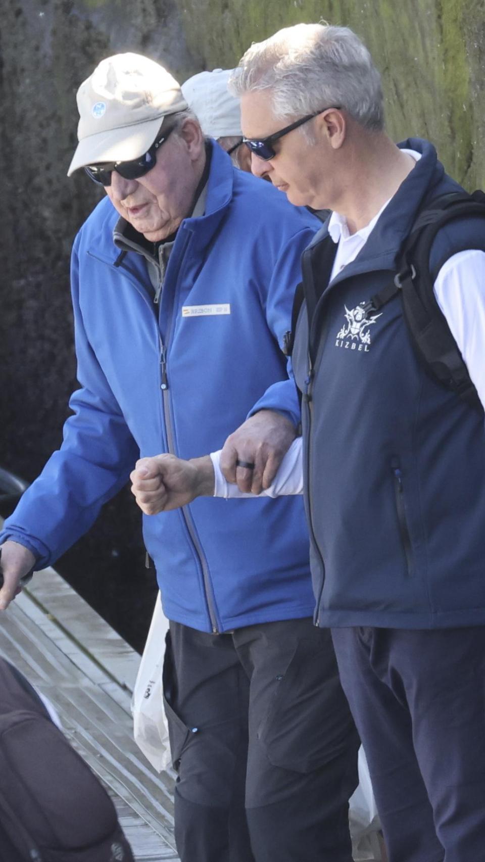 Juan Carlos I, llegando a una nueva jornada de regatas.