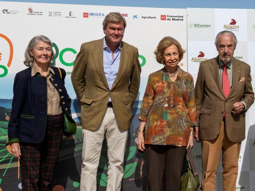 La reina emérita Sofía, este sábado, recibiendo un premio.