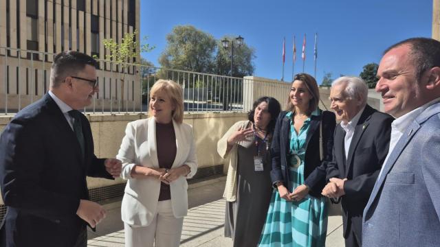 La consejera de Industria, Comercio y Empleo de la Junta de Castilla y León, Leticia García; junto al consejero de Empleo, Comercio y Migración de Galicia, José González