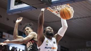 Bruno Fernando encesta una canasta en el partido ante el Basquet Girona.