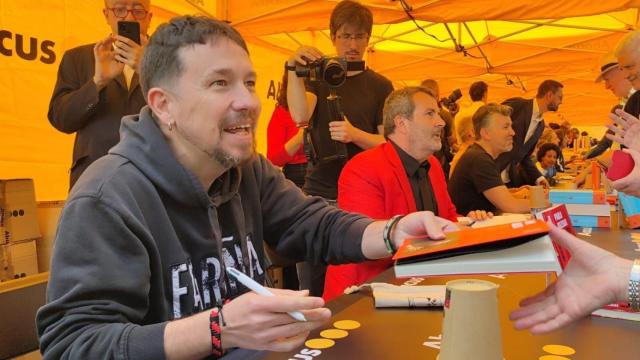 Pablo Iglesias firmando su último libro, el pasado miércoles, en la Diada de Sant Jordi.