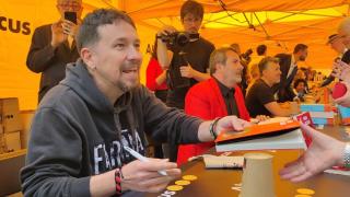 Pablo Iglesias firmando su último libro, el pasado miércoles, en la Diada de Sant Jordi.