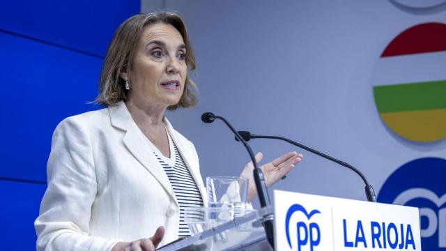 La secretaria general del PP, Cuca Gamarra, en una rueda informativa este domingo en Logroño.