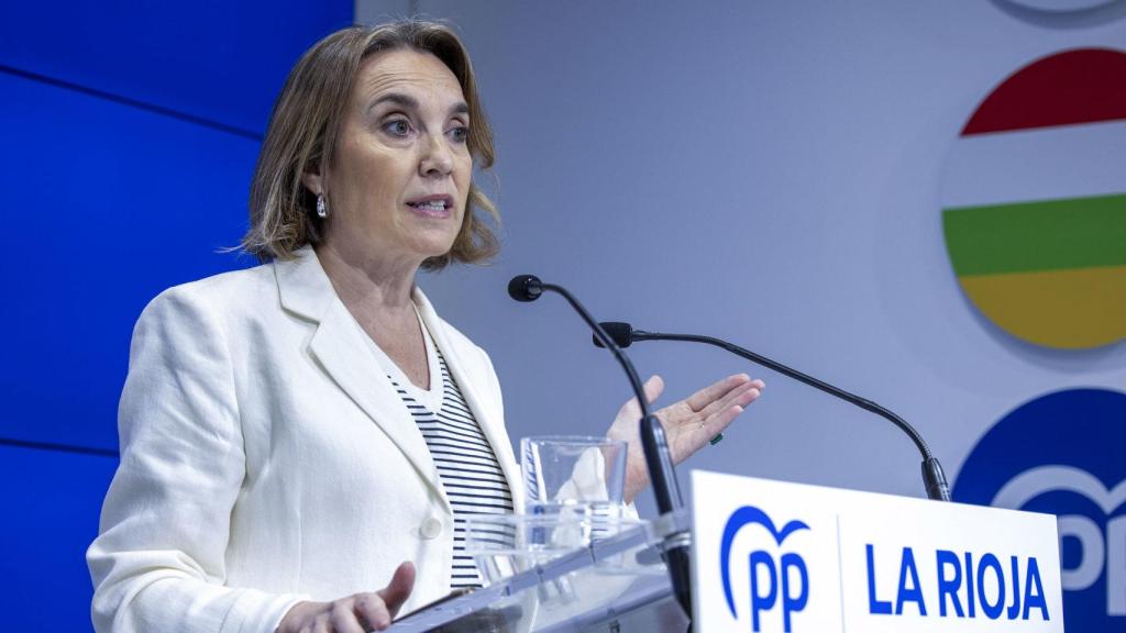 La secretaria general del PP, Cuca Gamarra, en una rueda informativa este domingo en Logroño.