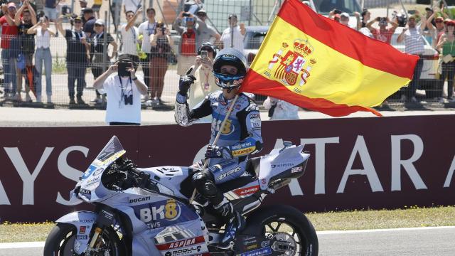 Álex Márquez, con la bandera de España, celebra su primera victoria en MotoGP, en el circuito de Jerez-Ángel Nieto.