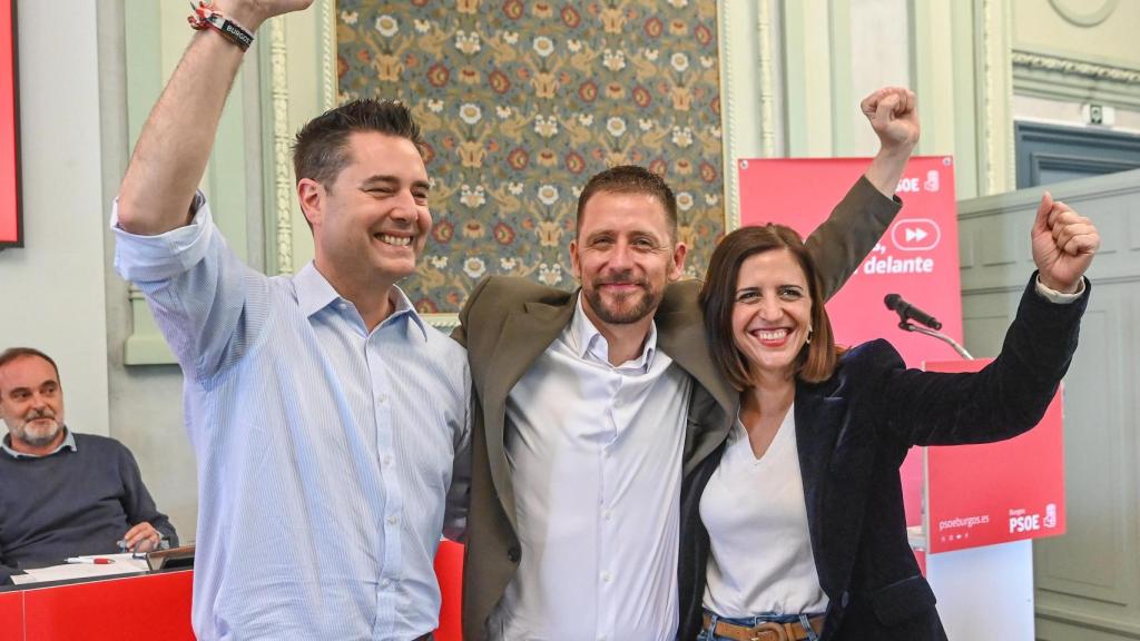 El secretario de Organización del PSOE de Castilla y León, Daniel de la Rosa, el secretario general de la Agrupación Municipal del PSOE de Burgos, Josué Temiño, y la secretaria general del PSOE de Burgos, Esther Peña, participan en la asamblea