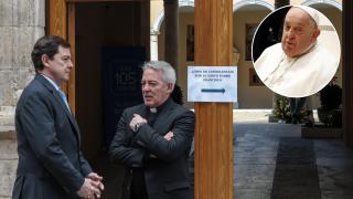 El presidente de la Junta, Alfonso Fernández Mañueco, acude al Palacio Arzobispal de Valladolid para mostrar sus condolencias tras la pérdida de Su Santidad el Papa Francisco