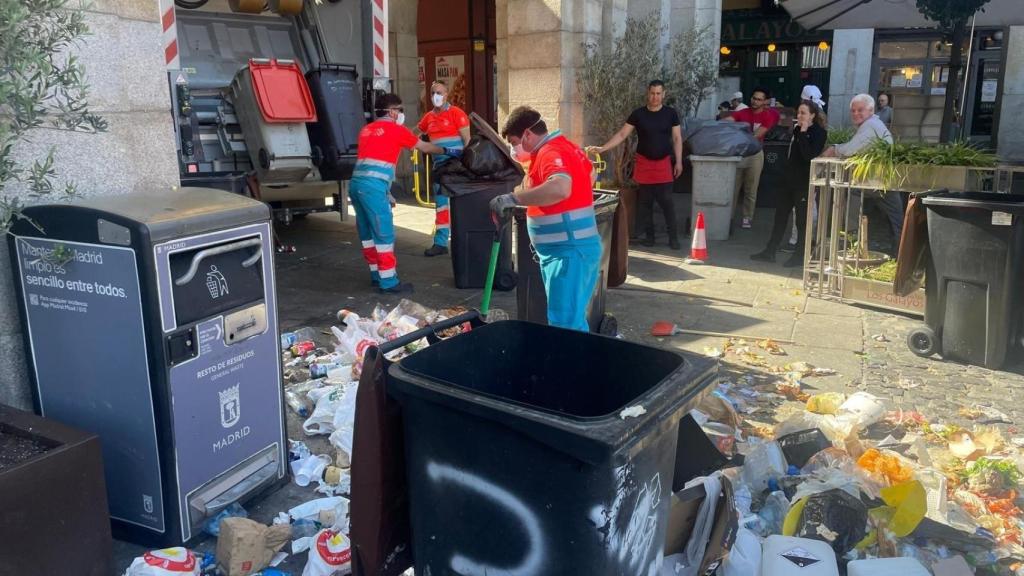 Trabajadores de recogida de residuos en la Plaza Mayor de Madrid.
