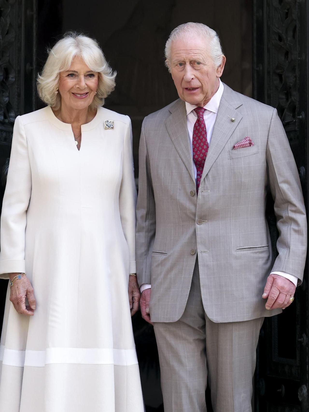 Los monarcas británicos, muy sonrientes, en Ravenna, Italia.