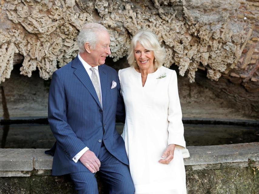 El rey Carlos III mirando, cómplices, a su mujer, Camila, hace escasos días, en Roma.