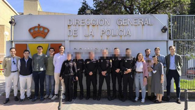 Los hijos del afectado junto con los agentes de la intervención.