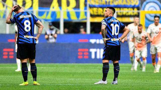 Lautaro Martínez y Arnautovic, cabizbajos tras perder contra la Roma.