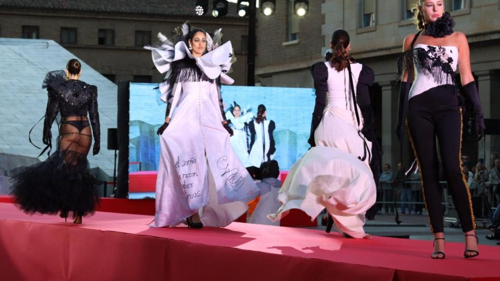 El desfile, este sábado en la plaza del Pilar.