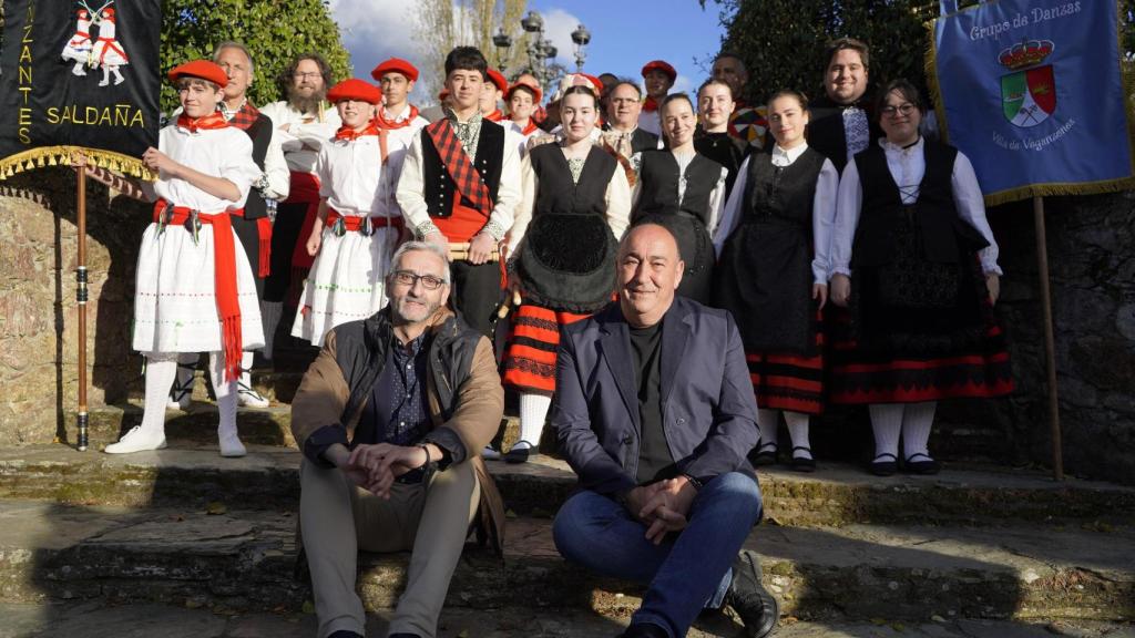 El alcalde de Collado Hermoso, Miguel Ángel de Vicente, con los grupos de danza