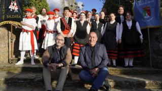 El alcalde de Collado Hermoso, Miguel Ángel de Vicente, con los grupos de danza