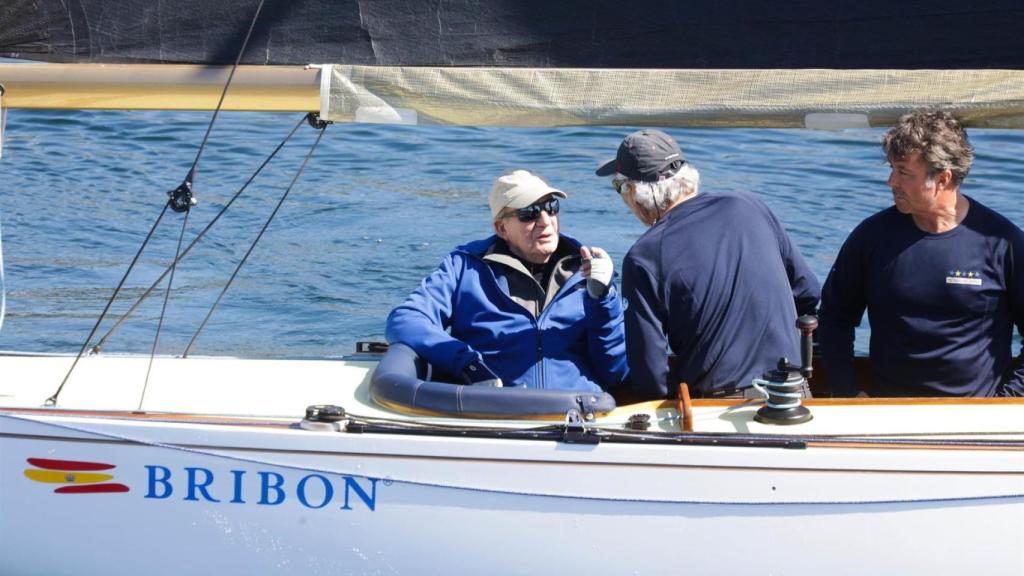 El Rey Juan Carlos sale a navegar en el Bribón, a 27 de abril de 2025, en Sanxenxo.