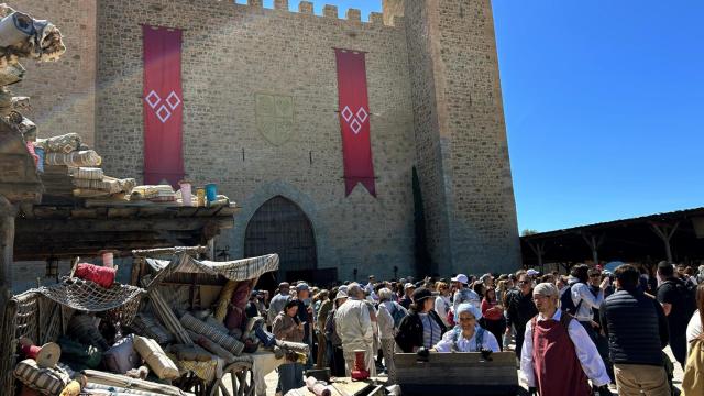 Cientos de personas a la salida de El Último Cantar en el Día de EL ESPAÑOL en Puy du Fou