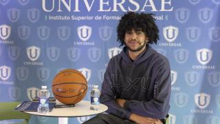 Izan Almansa en un acto con la organización Universae.