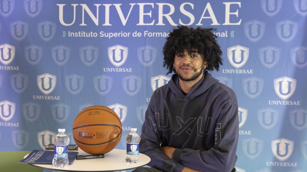 Izan Almansa en un acto con la organización Universae.