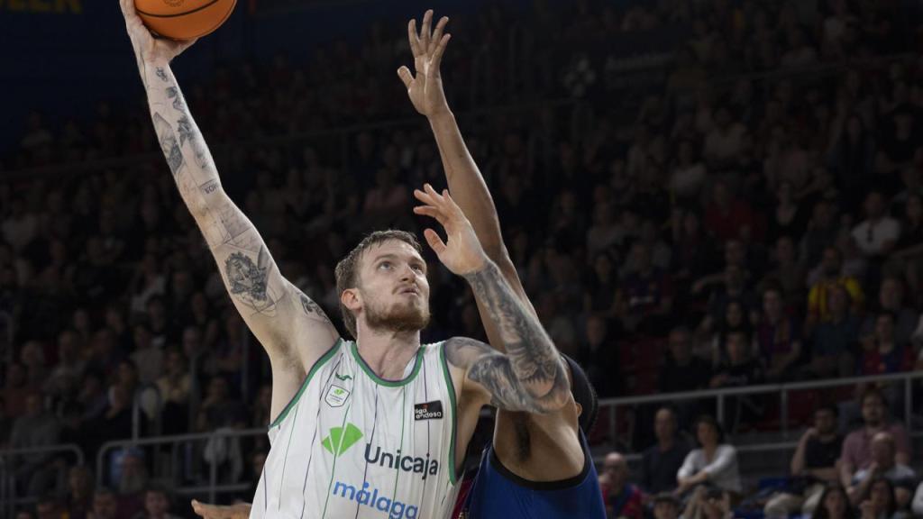 El jugador polaco del Unicaja Málaga, Olek Balcerowsky (i) intenta canasta ante junto a Jabari Parker, del FC Barcelona.