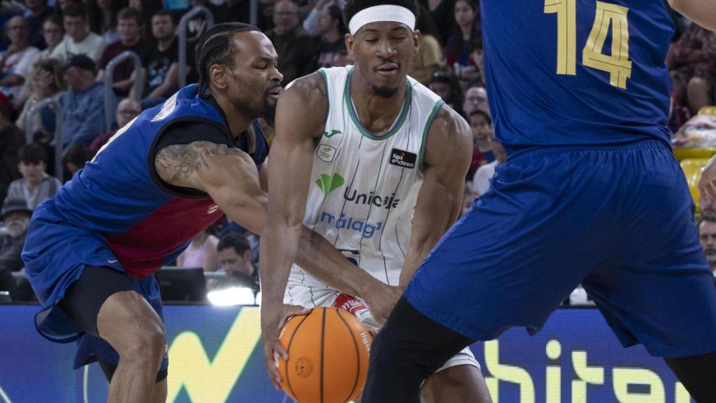 Kameron Taylor con el balón ante Kevin Punter.