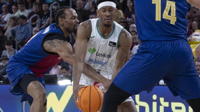 Kameron Taylor con el balón ante Kevin Punter.