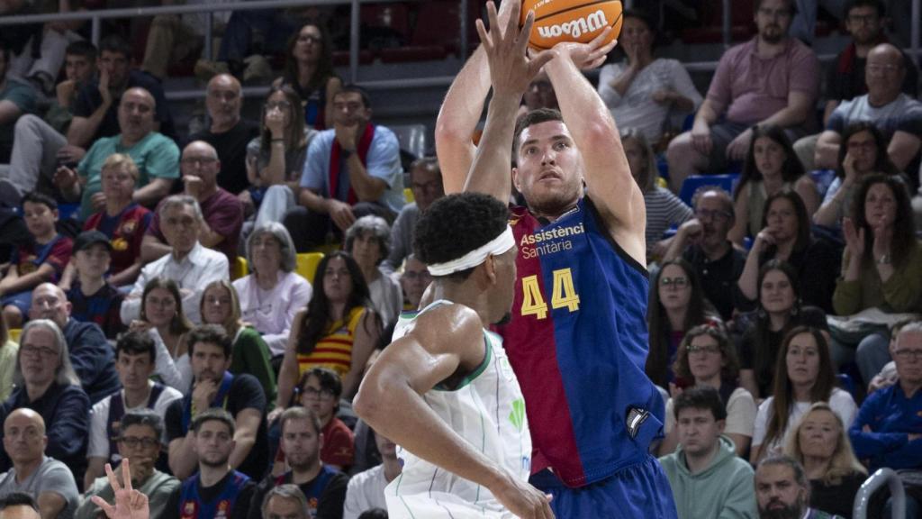 Joel Parra tira a canasta ante Kameron Taylor.