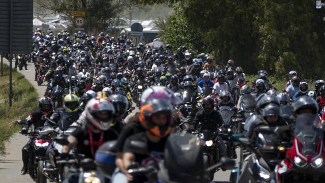 Aficionados abandonan en sus motos el circuito Angel Nieto tras la disputa del Gran Premio de España MotoGP 2025 , en Jerez de la Frontera.