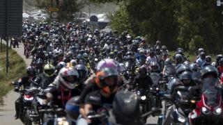 Aficionados abandonan en sus motos el circuito Angel Nieto tras la disputa del Gran Premio de España MotoGP 2025 , en Jerez de la Frontera.