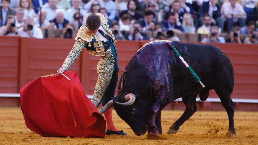 Juan Pedro García 'Calerito' torea en redondo en Sevilla.