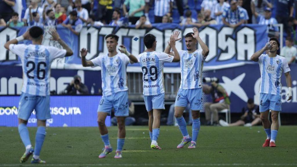 Los jugadores del Málaga CF celebran el gol de Chupete que supuso la victoria contra el Castellón.