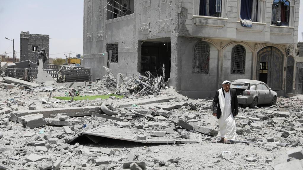 Escombros en Saná tras los bombardeos estadounidenses de este domingo.