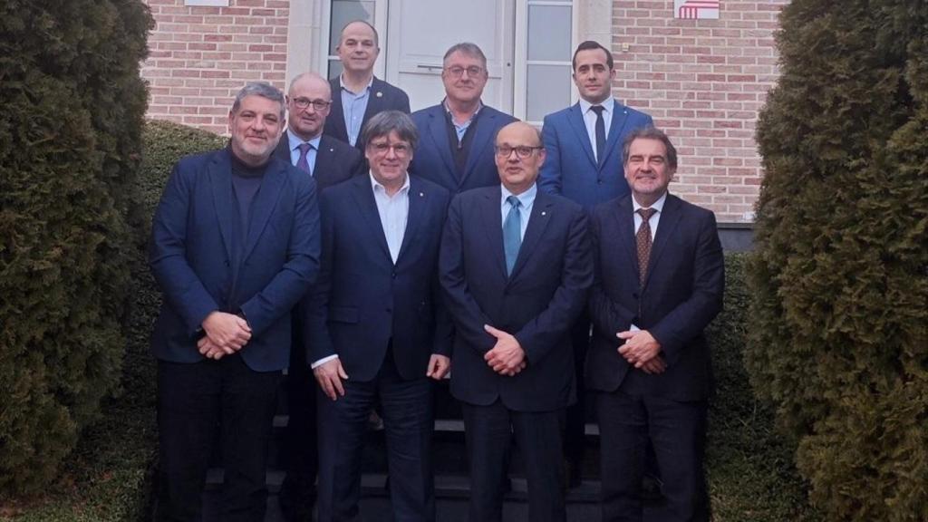 Carles Puigdemont con varios miembros la patronal multisectorial catalana Cecot, el pasado 19 de febrero a Waterloo.