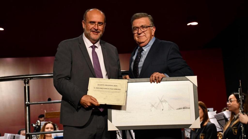 El vicepresidente primero, José Luis Martínez Guijarro, recogiendo el galardón del presidente, Emiliano García-Page. Foto: JCCM.