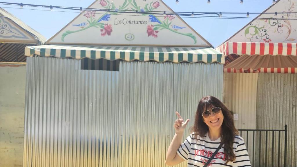 Susana junto a su obra recién instalada.