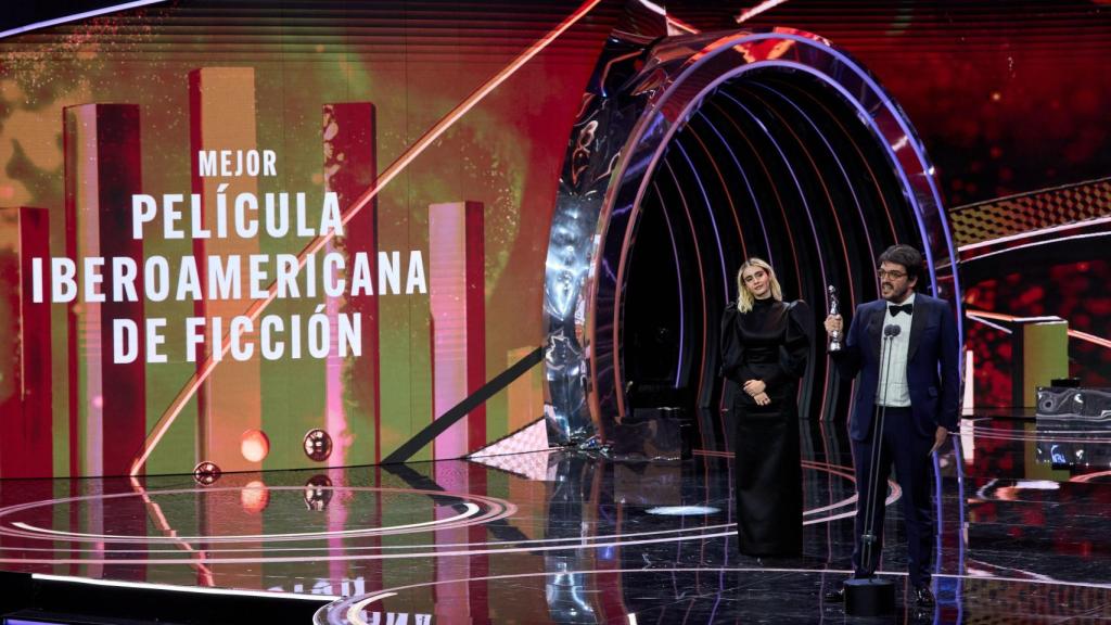 El productor Rodrigo Teixeira recogiendo el premios a la mejor película para 'Aún estoy aquí'