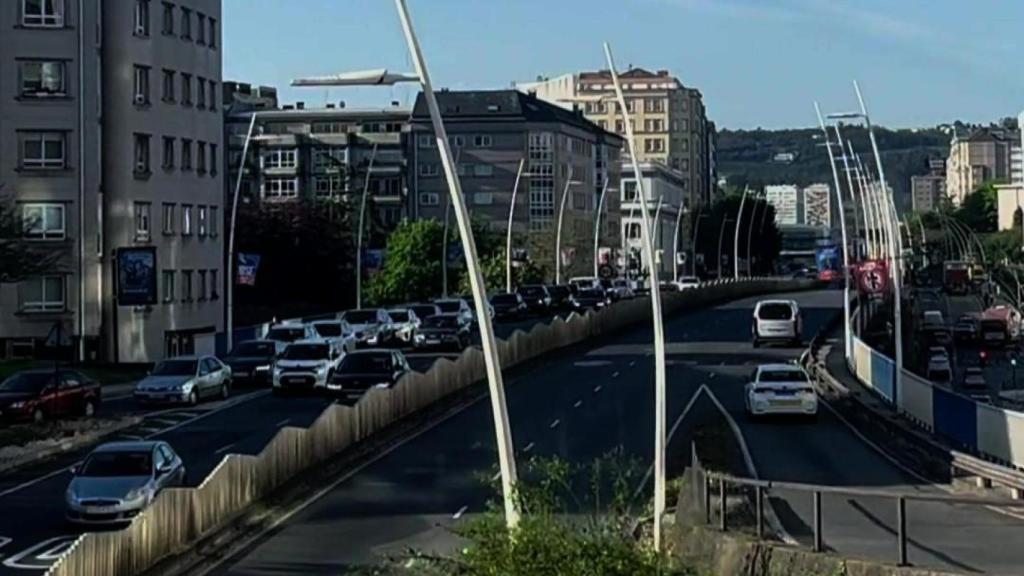 Atasco en la entrada a A Coruña por Alfonso Molina esta mañana.
