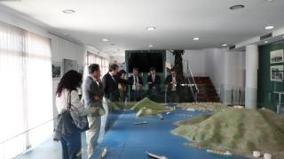 El presidente de la APC, Pedro Pablo Hernández, muestra a la delegación de la Asociación Española del Transporte una maqueta de las infraestructuras del puerto de Cartagena.