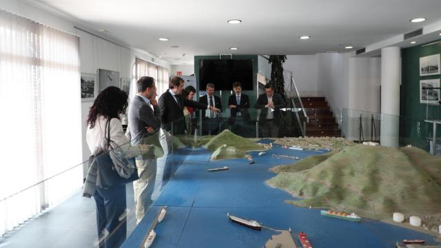 El presidente de la APC, Pedro Pablo Hernández, muestra a la delegación de la Asociación Española del Transporte una maqueta de las infraestructuras del puerto de Cartagena.