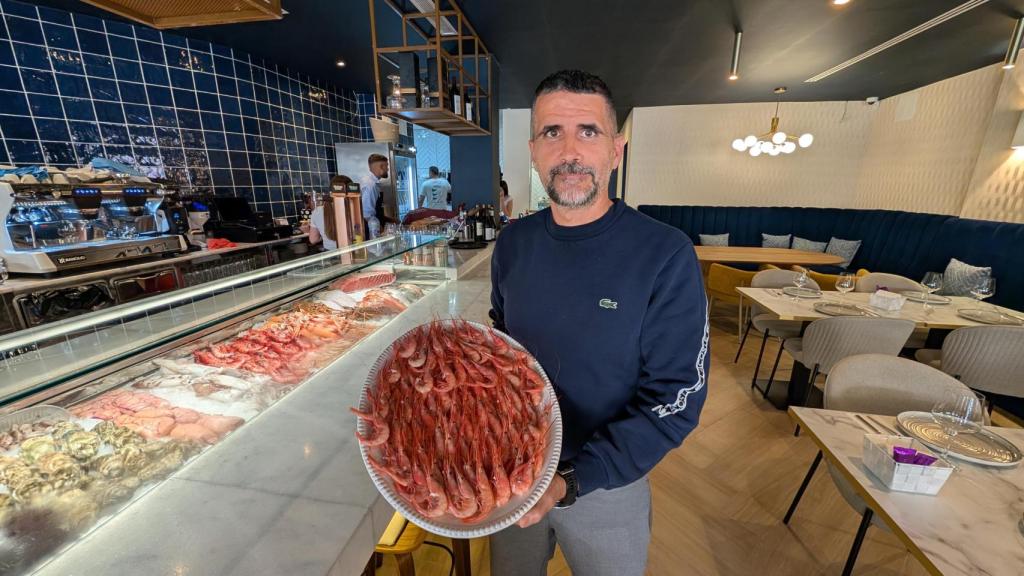 José Casas, en su nuevo local abierto en el centro de Alicante.