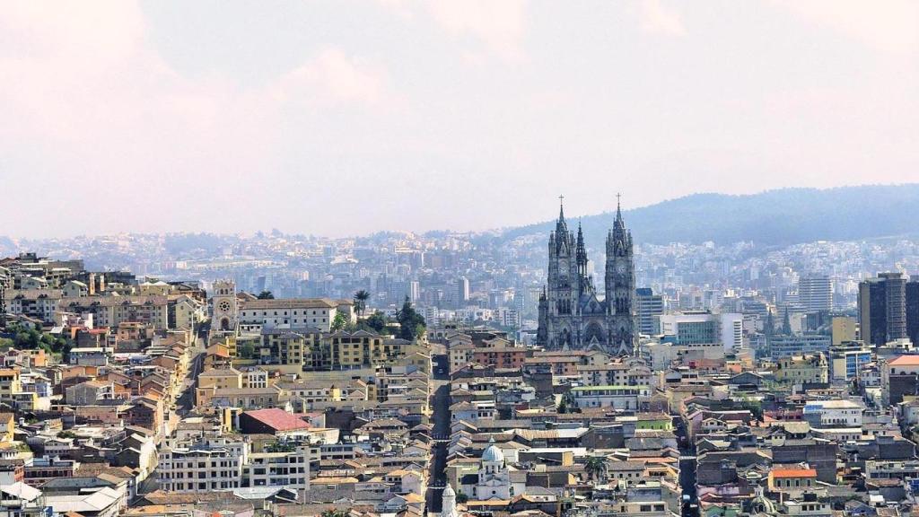 El skyline de Quito con la Basílica del Voto Nacional