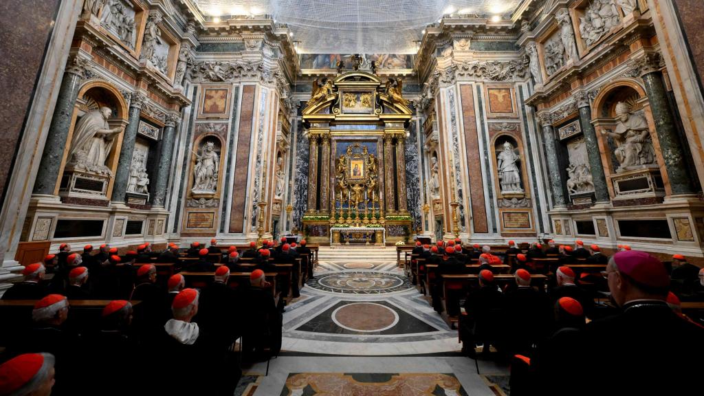 Los cardenales, durante una misa en Santa María la Mayor tras el entierro del papa Francisco.