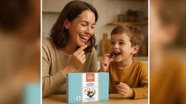 Una madre con su hijo y los bombones de Trapa
