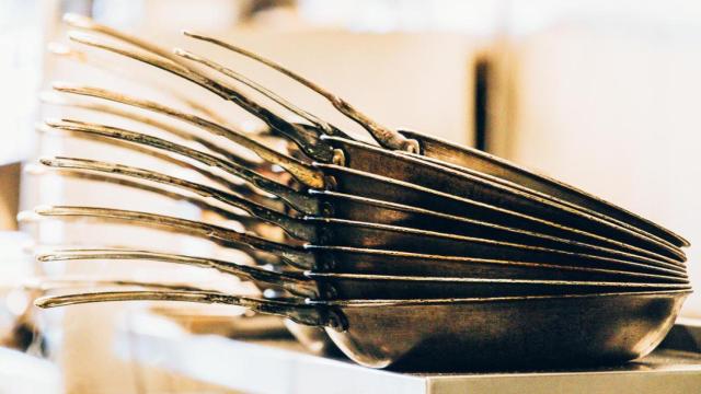 Unas sartenes apiladas.