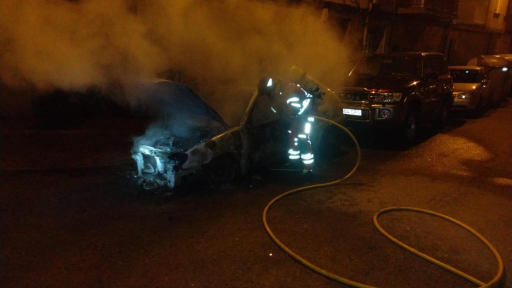 Imagen del vehículo que ha quedado totalmente calcinado en Ponferrada