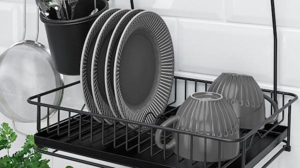 Un escurreplatos de pared.