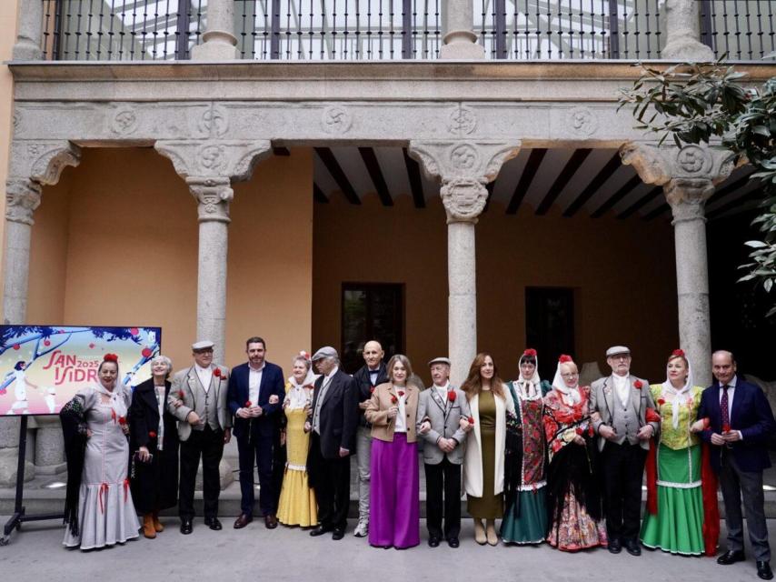 Presentación de los patrones para confeccionar trajes de chulapo y chulapa para las próximas fiestas de San Isidro.